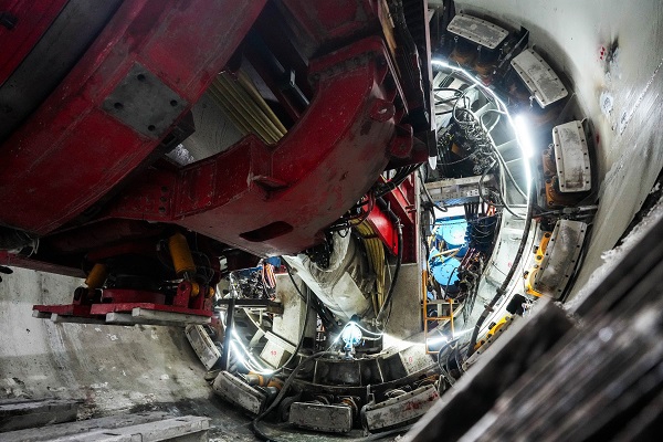 东信证券 13号线芳乐路-季乐路上行线贯通，上海地铁数智盾构再升级