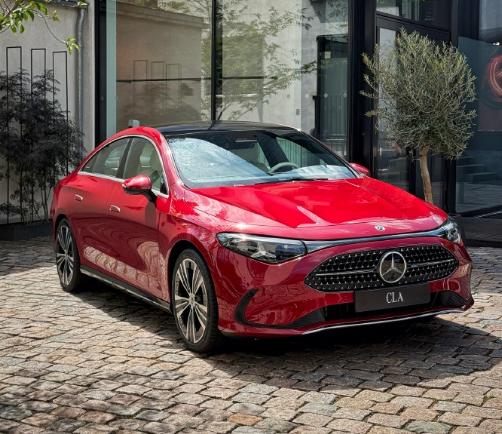 保利配资 新奔驰颜值轿跑，锁定全球爆款！20万预算，油车/电车任选？